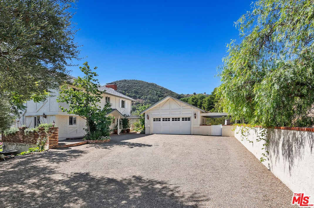 2393 Live Oak Meadows Rd, Malibu, CA 90265