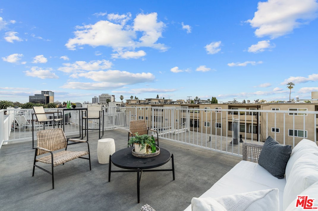 11628 Chenault St, Los Angeles CA  90049-4522 exterior