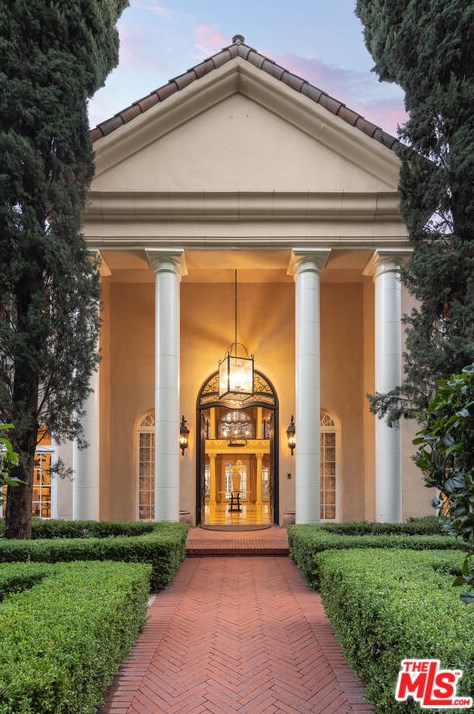 1055 Shadow Hill Way, Beverly Hills, CA 90210-2306