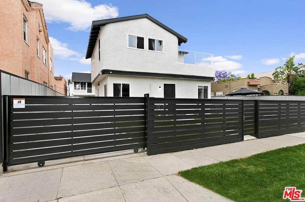 1817 Highland Ave, Los Angeles CA  90019-5513 exterior