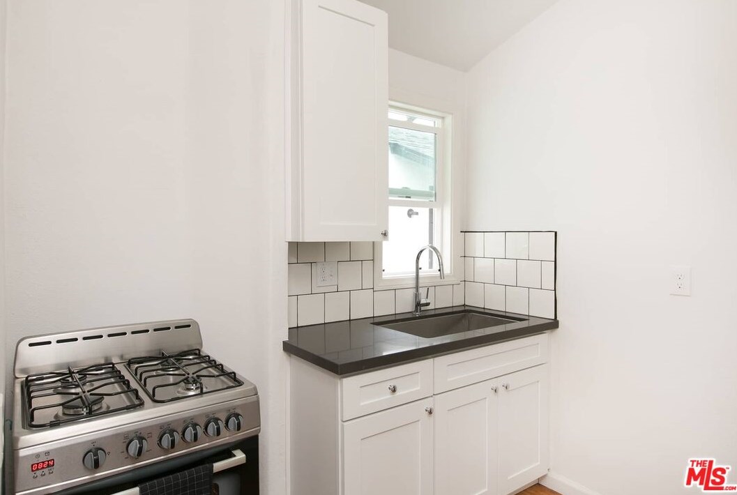 1817 Highland Ave, Los Angeles CA  90019-5513 exterior