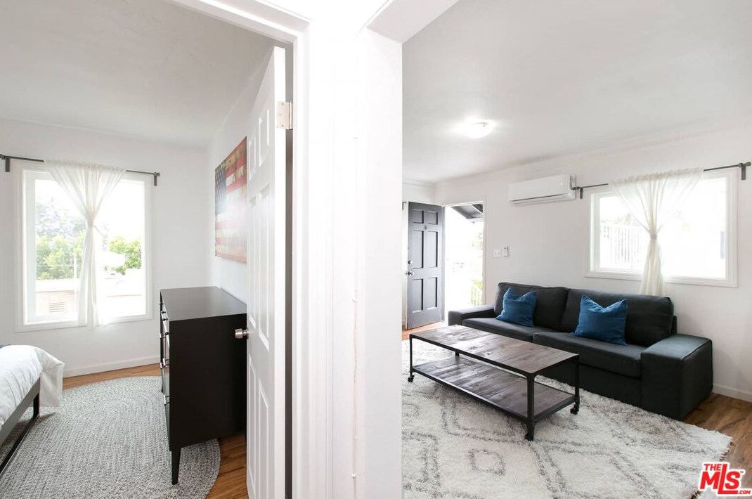 1817 Highland Ave, Los Angeles CA  90019-5513 exterior