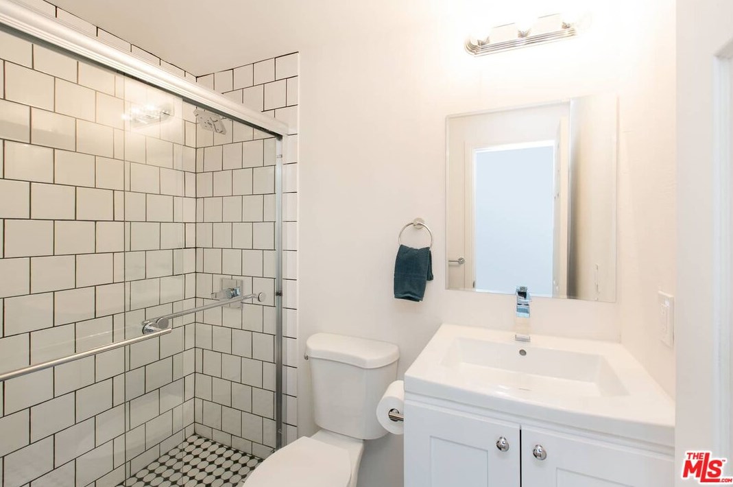 1817 Highland Ave, Los Angeles CA  90019-5513 exterior