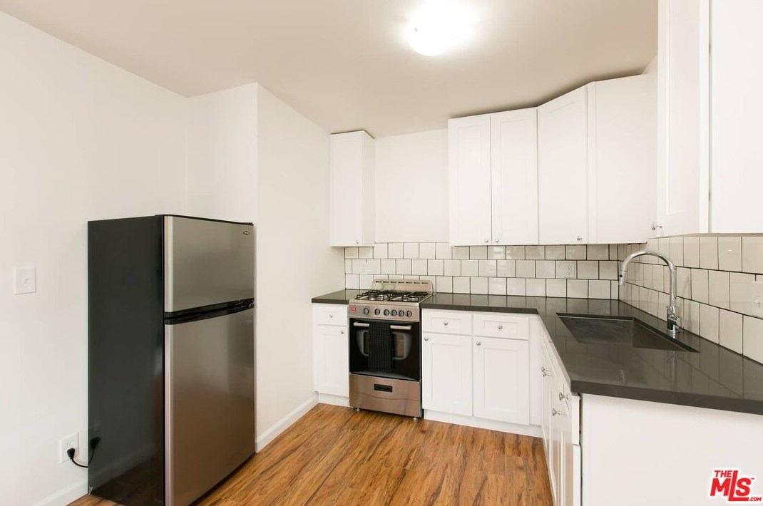 1817 Highland Ave, Los Angeles CA  90019-5513 exterior