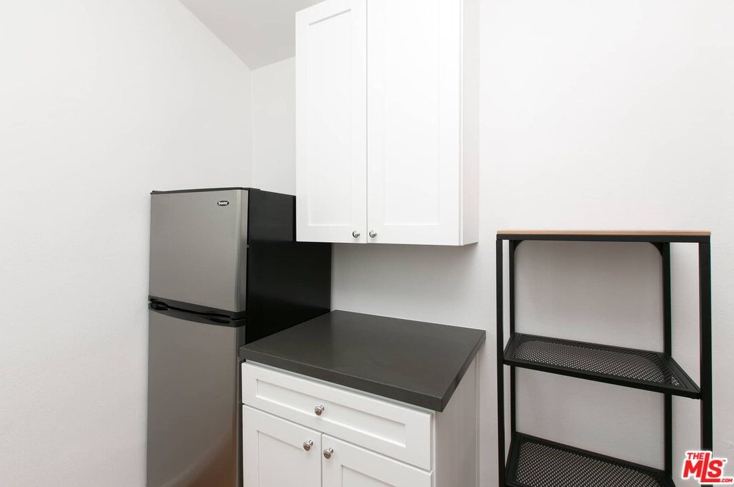 1817 Highland Ave, Los Angeles CA  90019-5513 exterior