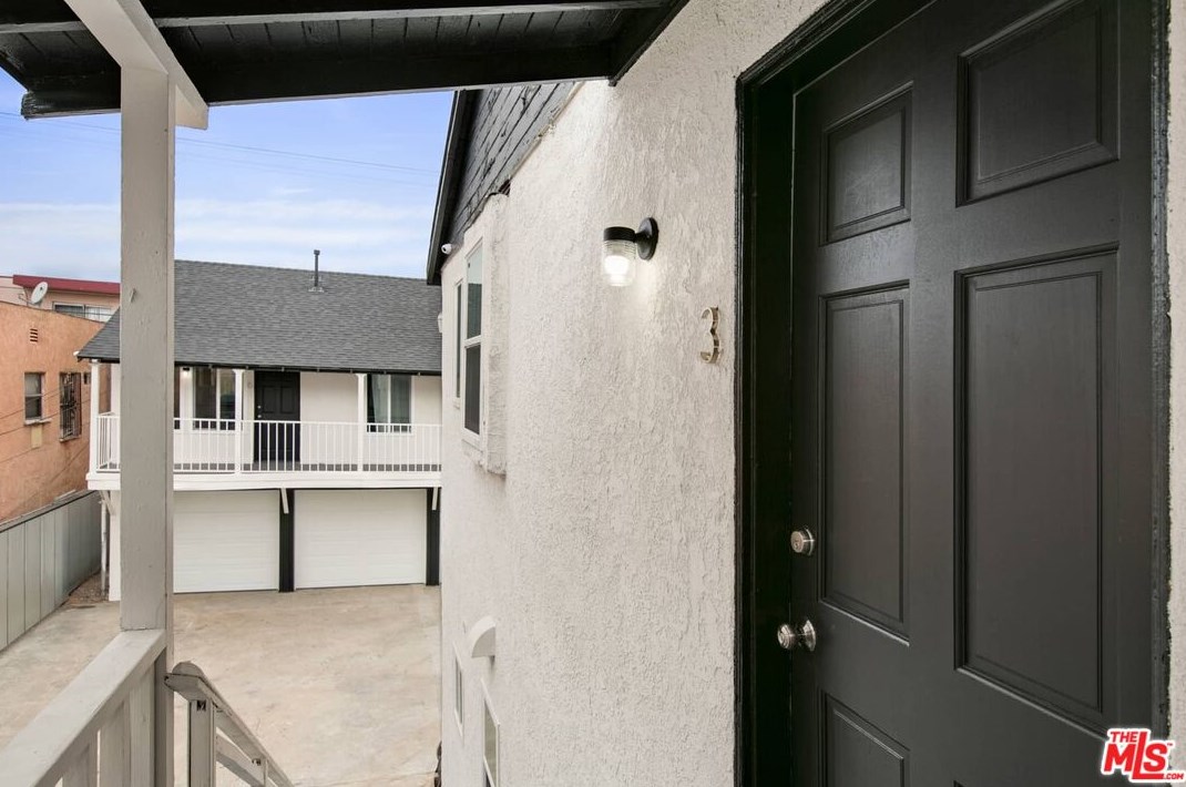 1817 Highland Ave, Los Angeles CA  90019-5513 exterior