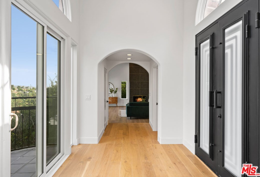 7004 La Presa Dr, Los Angeles CA  90068-3105 exterior