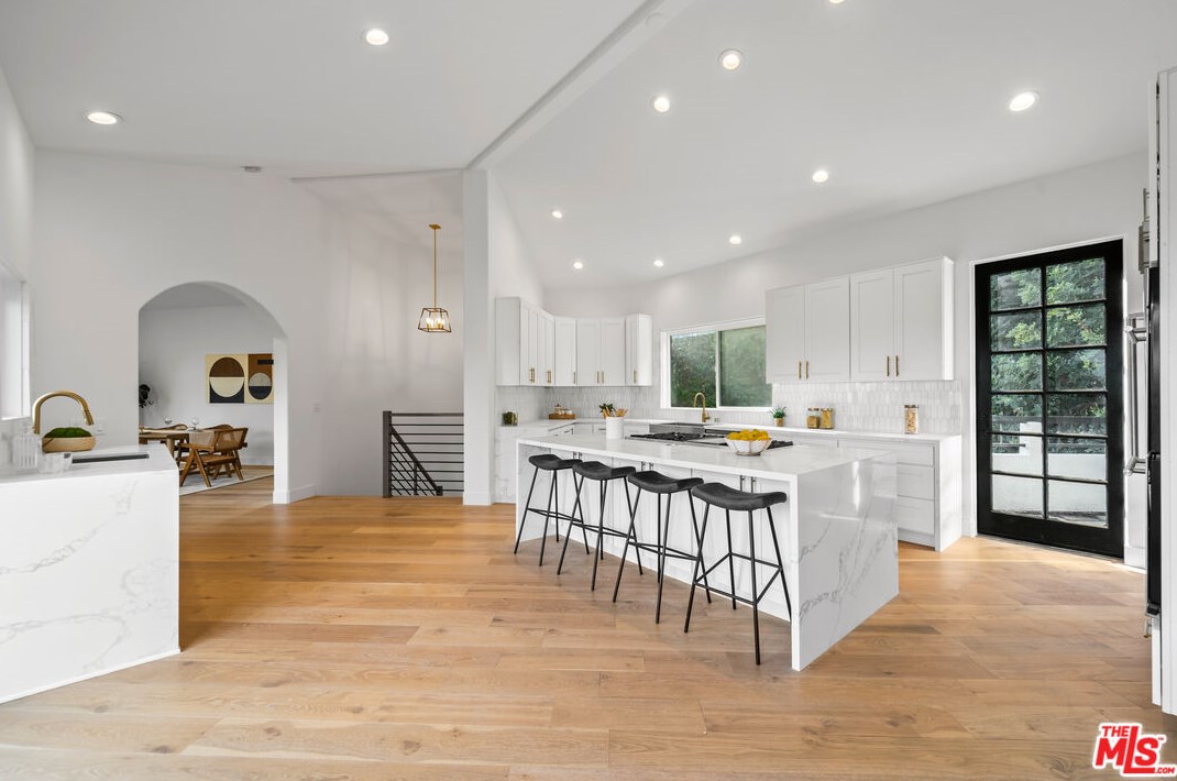 7004 La Presa Dr, Los Angeles CA  90068-3105 exterior