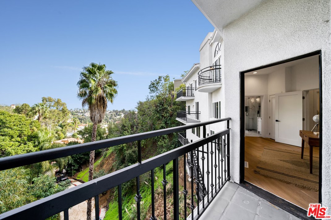 7004 La Presa Dr, Los Angeles CA  90068-3105 exterior