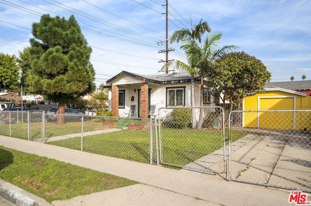 10300 Larch Ave, Inglewood, CA 90304