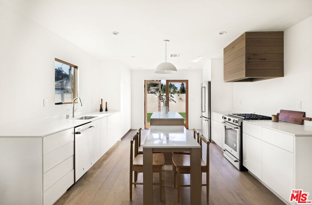 8511 Belford Ave, Los Angeles CA  90045-4315 exterior