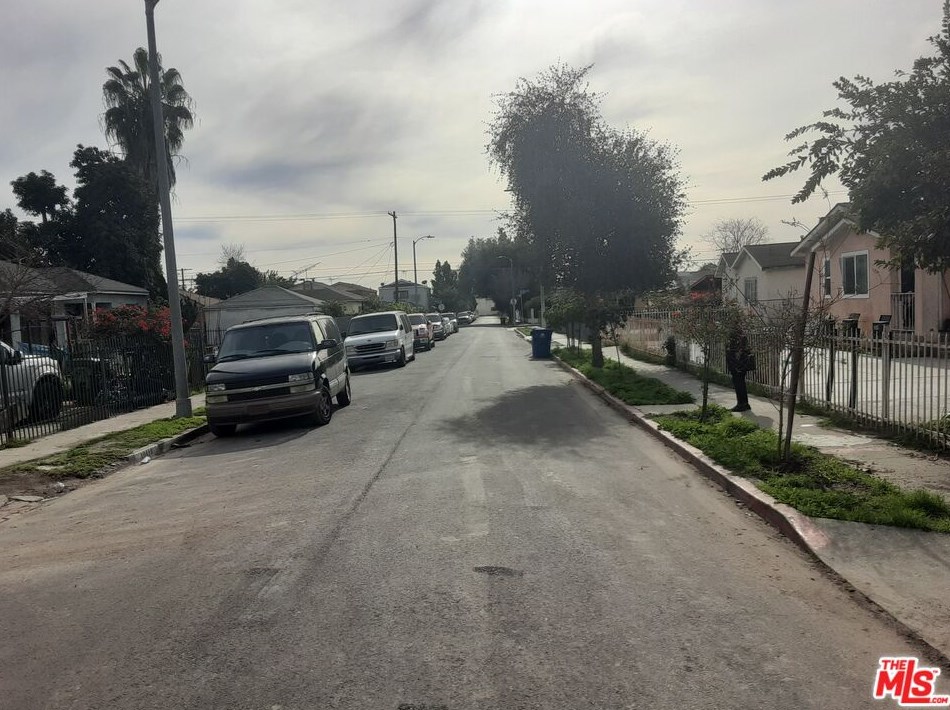 10401 Juniper St, Los Angeles CA  90002-3818 exterior