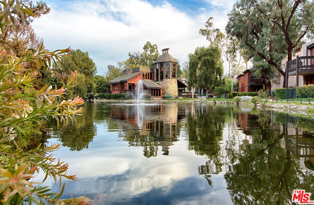 8207 Summertime Ln, Los Angeles, CA 90230-4570