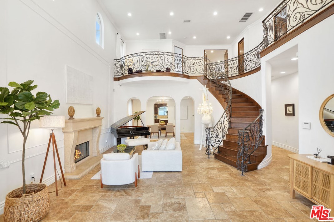 15142 Otsego St, Van Nuys, CA 91403