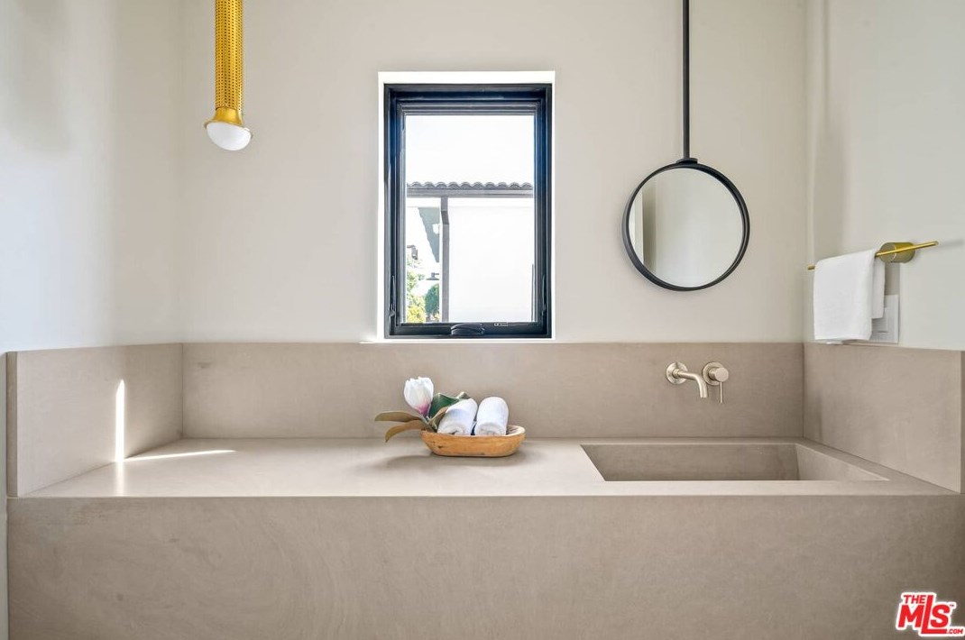 9004 Dicks St, Los Angeles CA  90069-4809 exterior