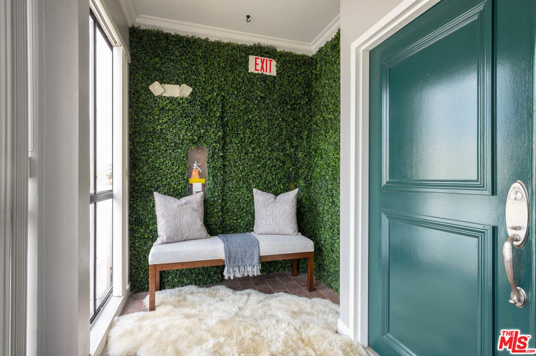 214 Crescent Dr, Beverly Hills, CA 90210-4816