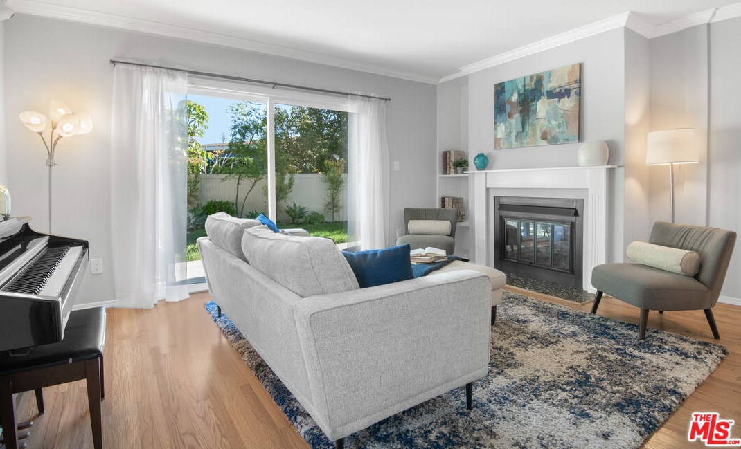7928 Flight Pl, Los Angeles, CA 90045-3132