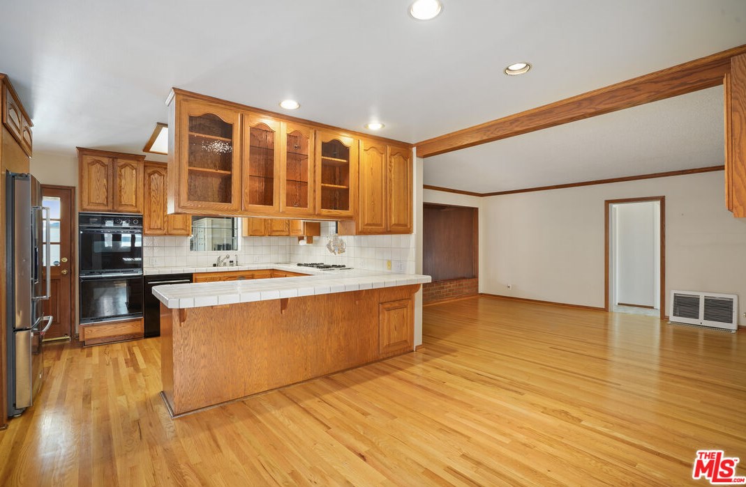 12825 Stanwood Dr, Los Angeles, CA 90066-1739