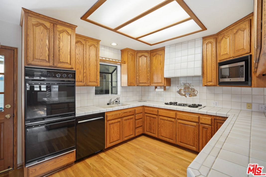 12825 Stanwood Dr, Los Angeles CA  90066-1739 exterior