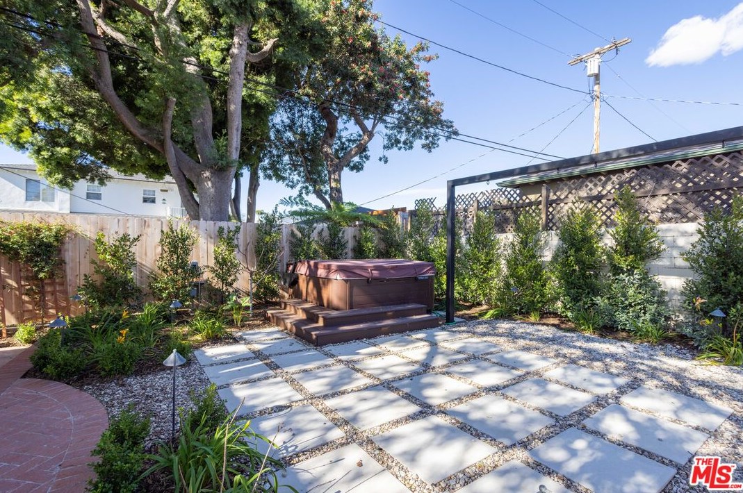 8419 Truxton Ave, Los Angeles CA  90045-3920 exterior