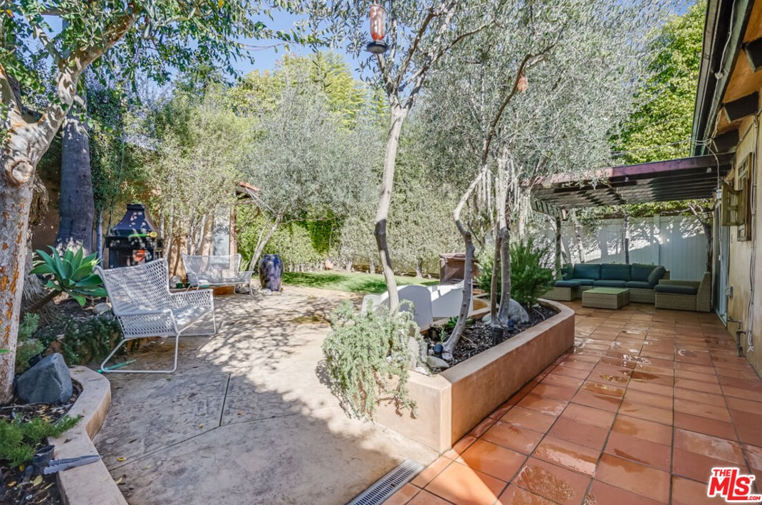 12227 Darlington Ave, Los Angeles CA  90049-5813 exterior