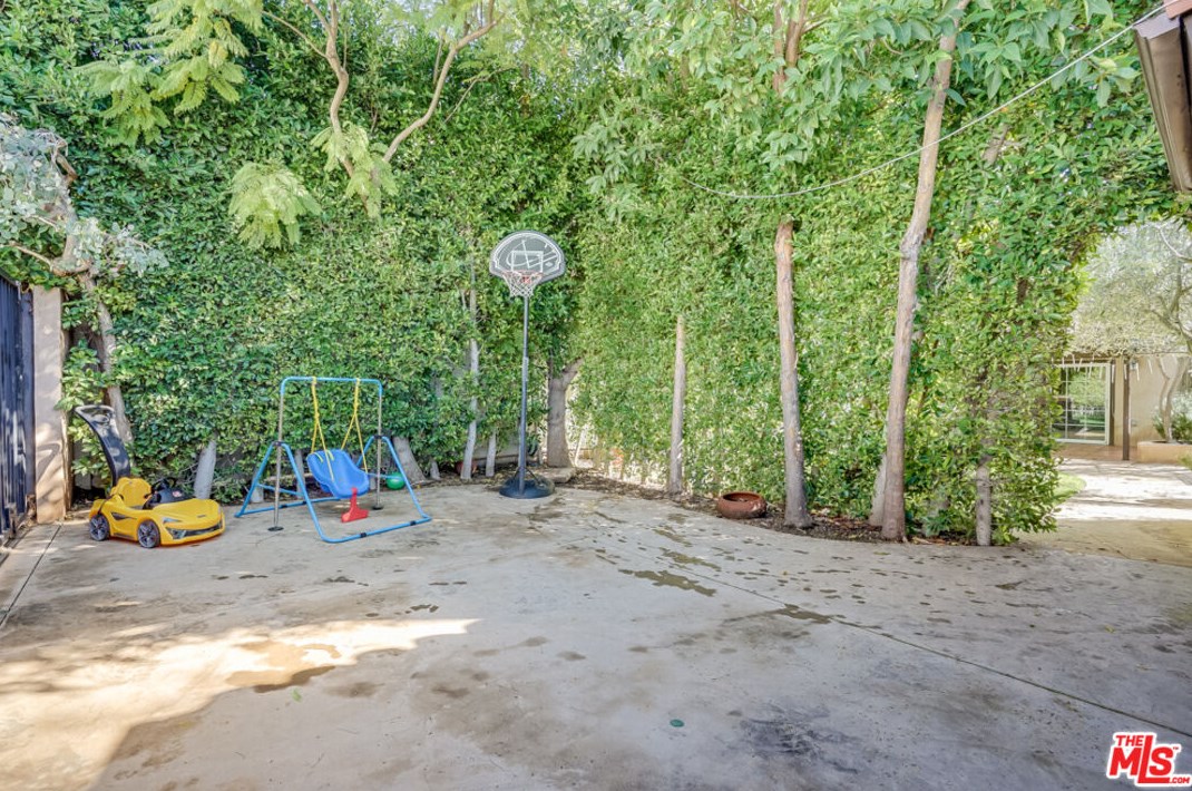 12227 Darlington Ave, Los Angeles CA  90049-5813 exterior