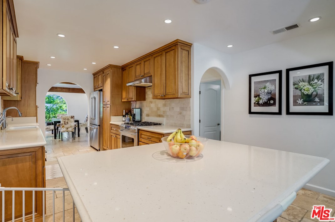 12227 Darlington Ave, Los Angeles CA  90049-5813 exterior