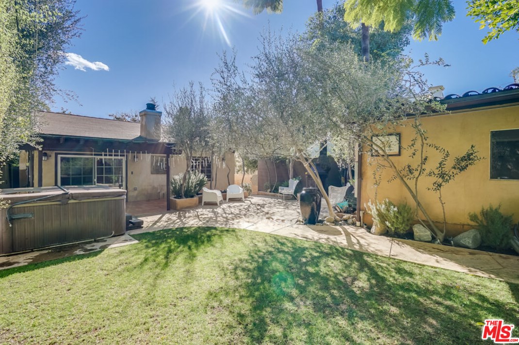 12227 Darlington Ave, Los Angeles CA  90049-5813 exterior