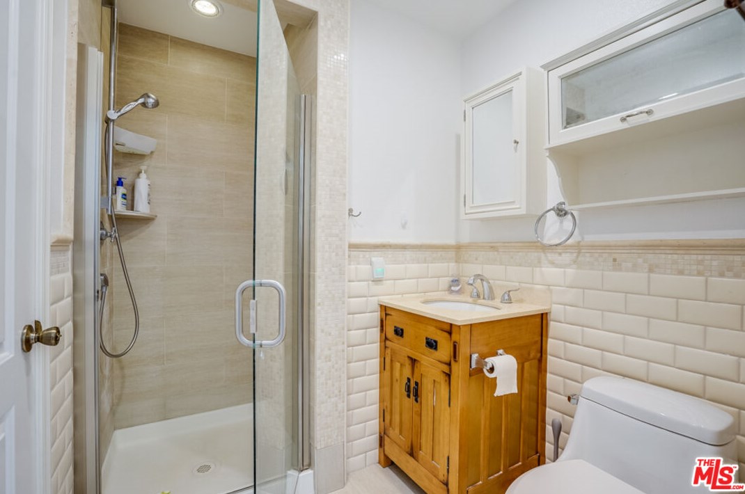 12227 Darlington Ave, Los Angeles CA  90049-5813 exterior