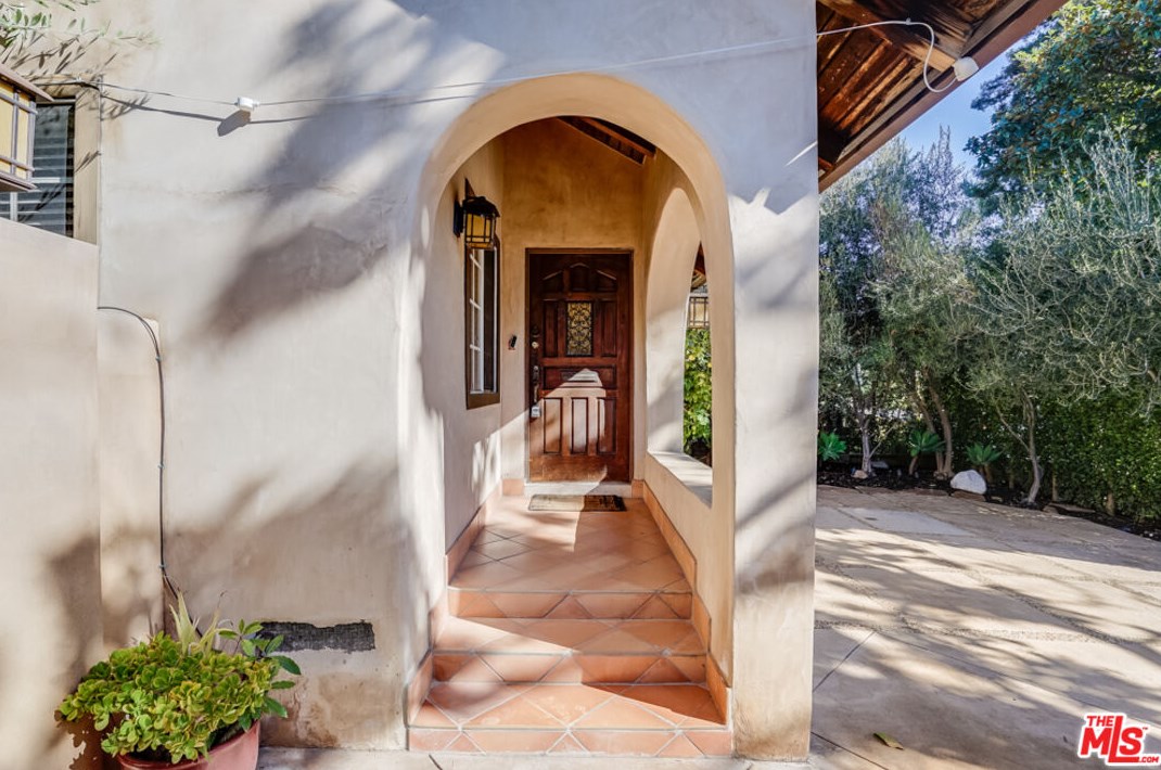 12227 Darlington Ave, Los Angeles CA  90049-5813 exterior