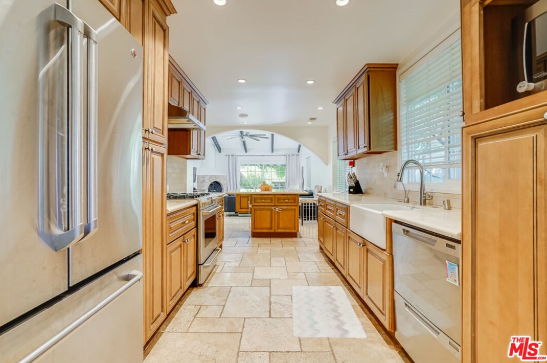 12227 Darlington Ave, Los Angeles CA  90049-5813 exterior