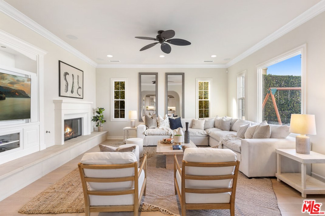 7437 Coastal View Dr, Los Angeles CA  90045-1272 exterior