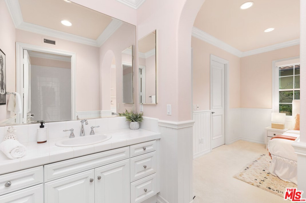 7437 Coastal View Dr, Los Angeles CA  90045-1272 exterior