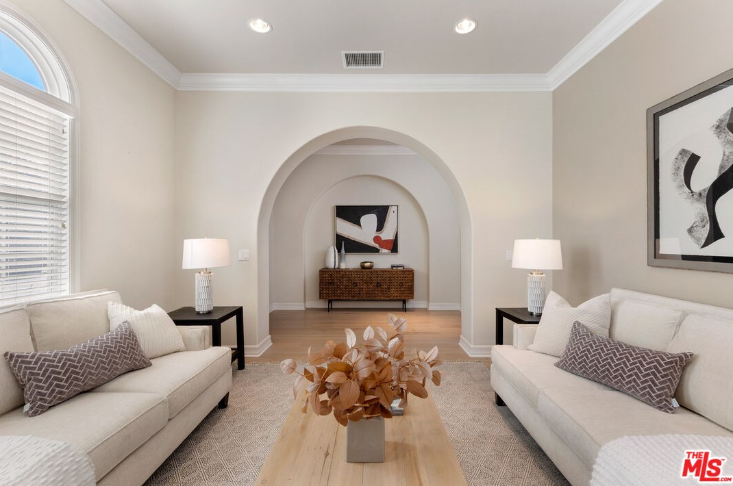 7437 Coastal View Dr, Los Angeles CA  90045-1272 exterior