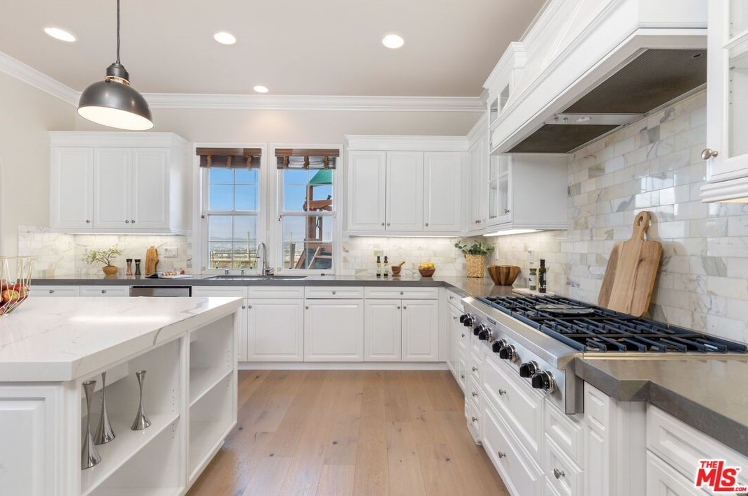 7437 Coastal View Dr, Los Angeles CA  90045-1272 exterior