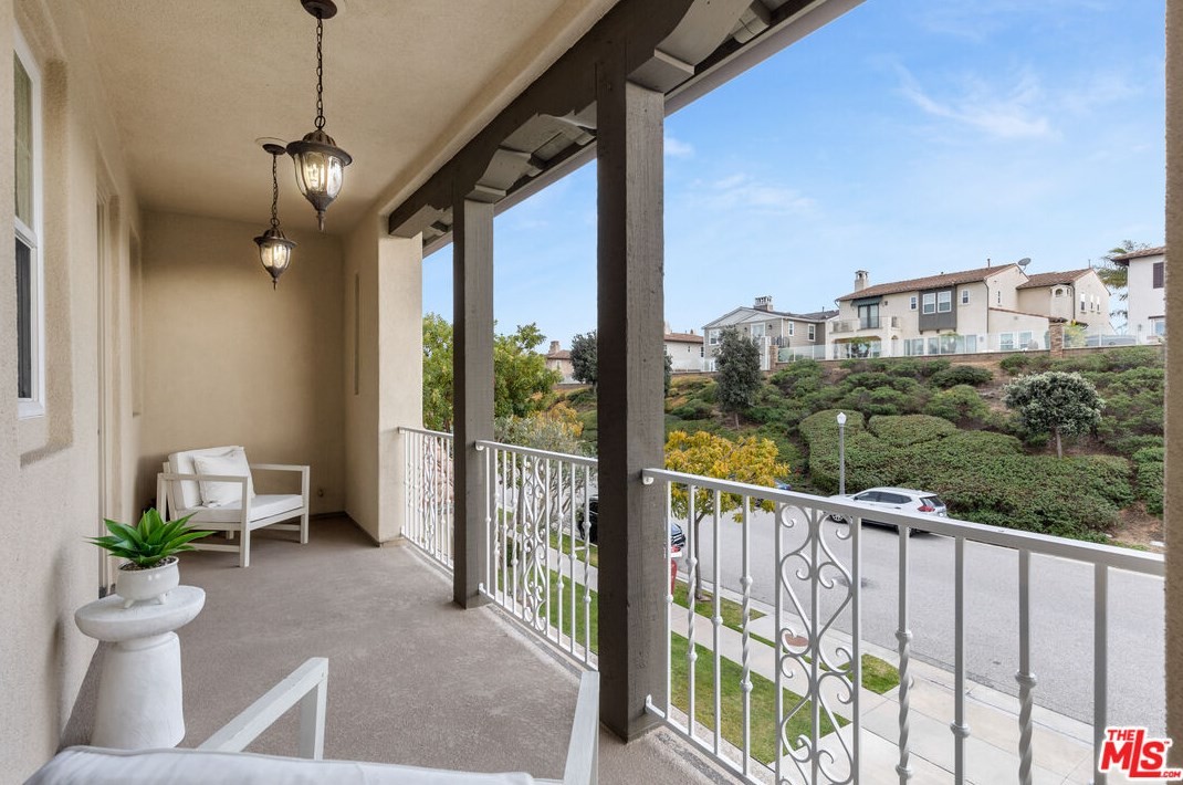 7437 Coastal View Dr, Los Angeles CA  90045-1272 exterior