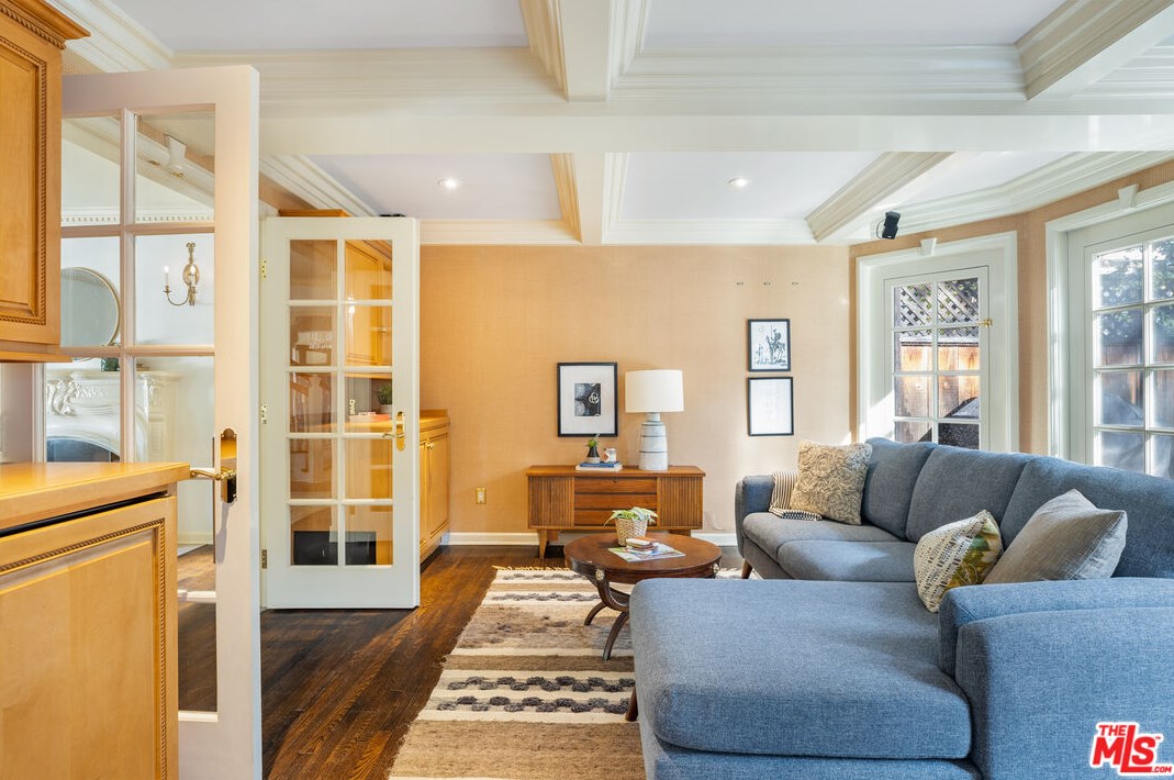 522 Bronson Ave, Los Angeles CA  90004-1402 exterior