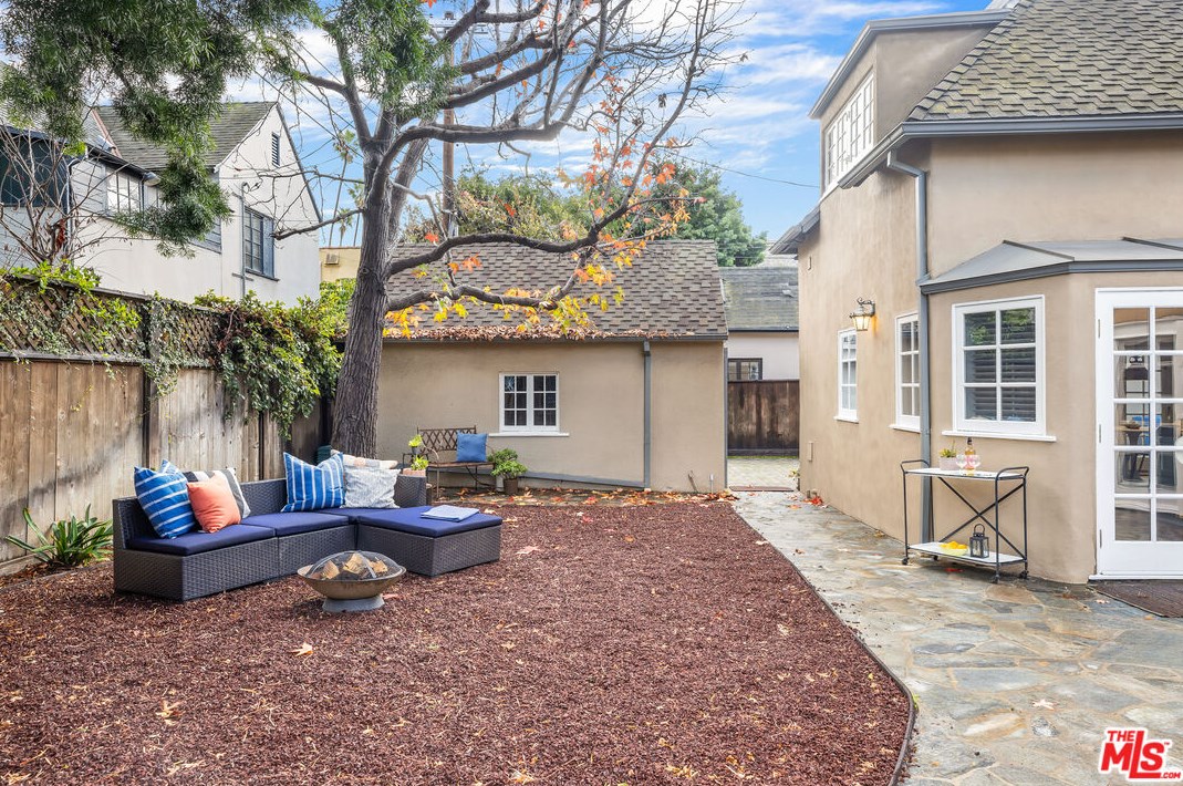 522 Bronson Ave, Los Angeles CA  90004-1402 exterior