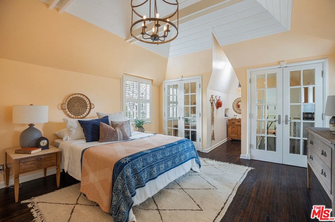 522 Bronson Ave, Los Angeles CA  90004-1402 exterior