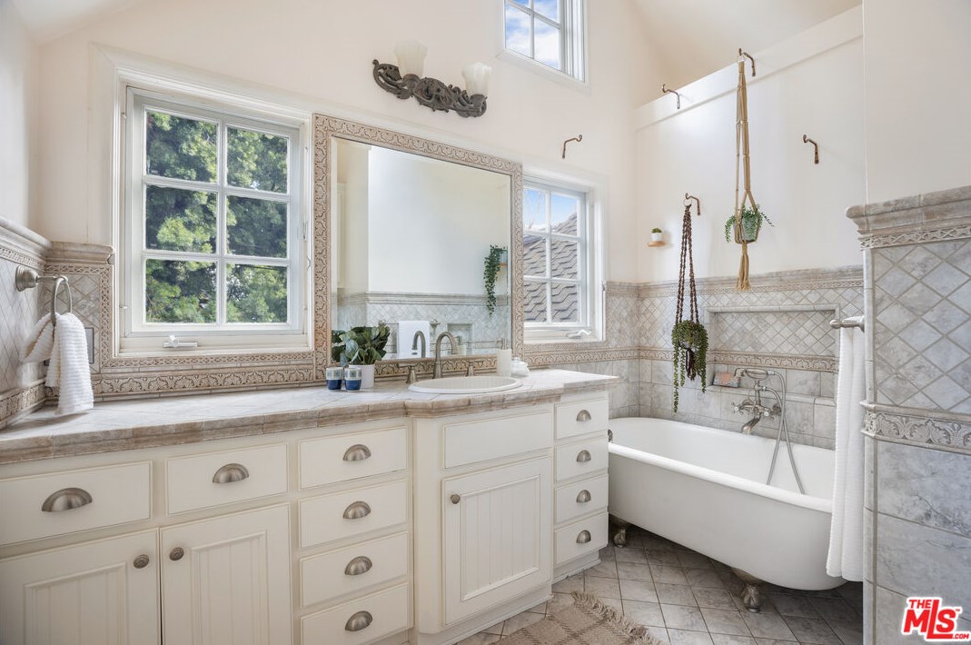 522 Bronson Ave, Los Angeles CA  90004-1402 exterior