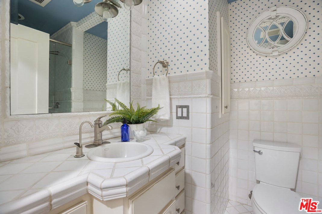 522 Bronson Ave, Los Angeles CA  90004-1402 exterior