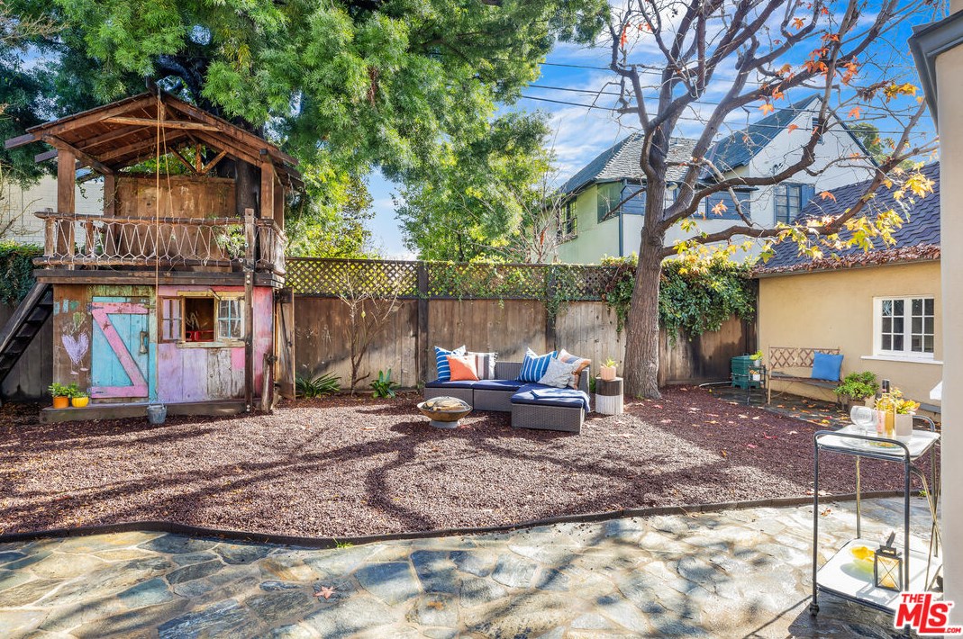 522 Bronson Ave, Los Angeles CA  90004-1402 exterior