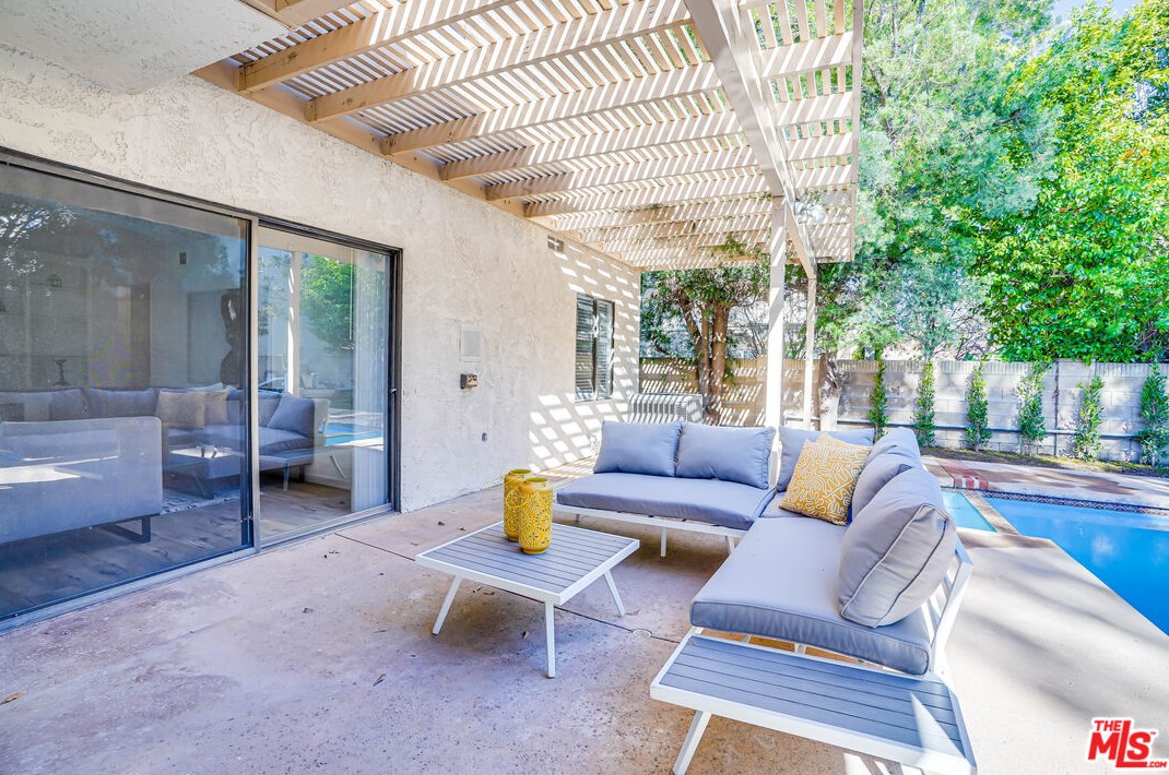 6268 Crebs Ave, Los Angeles CA  91335-6815 exterior