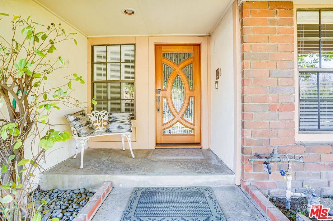 6268 Crebs Ave, Los Angeles CA  91335-6815 exterior