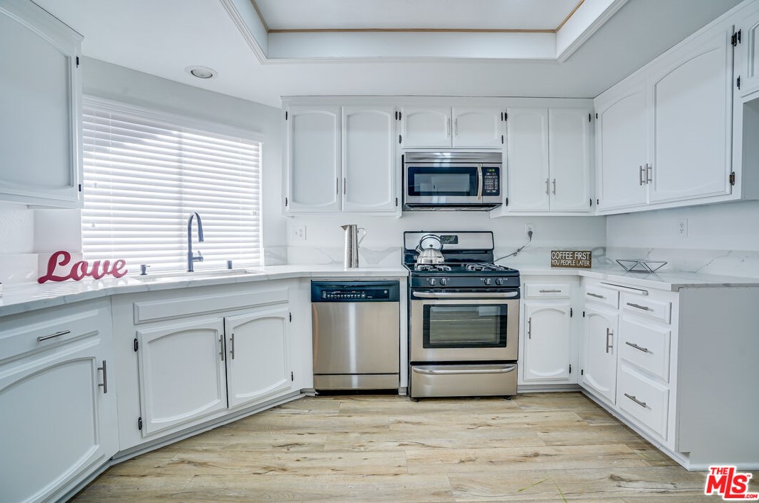 6268 Crebs Ave, Los Angeles CA  91335-6815 exterior