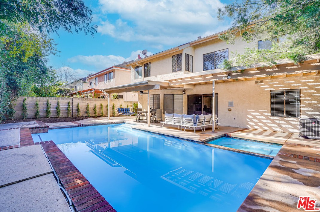 6268 Crebs Ave, Los Angeles CA  91335-6815 exterior