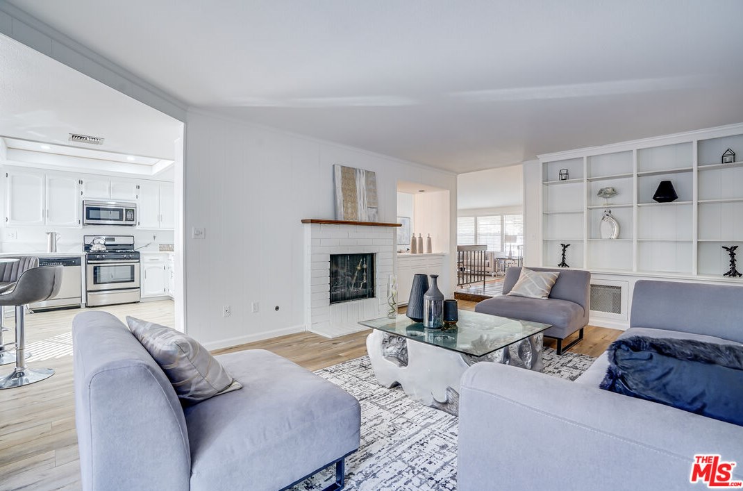 6268 Crebs Ave, Los Angeles CA  91335-6815 exterior