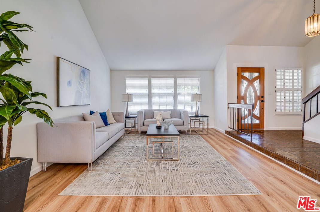 6268 Crebs Ave, Los Angeles CA  91335-6815 exterior