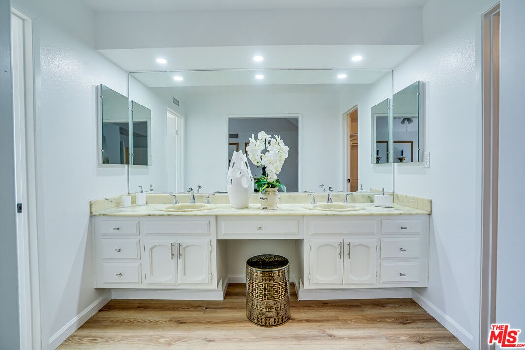 6268 Crebs Ave, Los Angeles CA  91335-6815 exterior