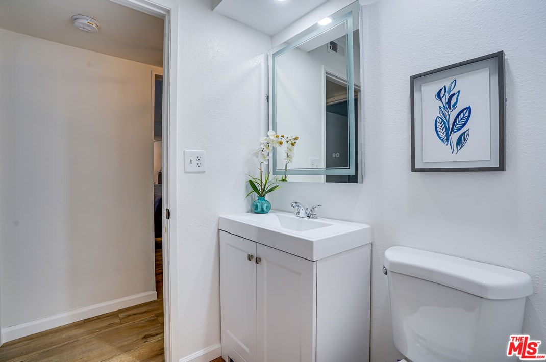 6268 Crebs Ave, Los Angeles CA  91335-6815 exterior